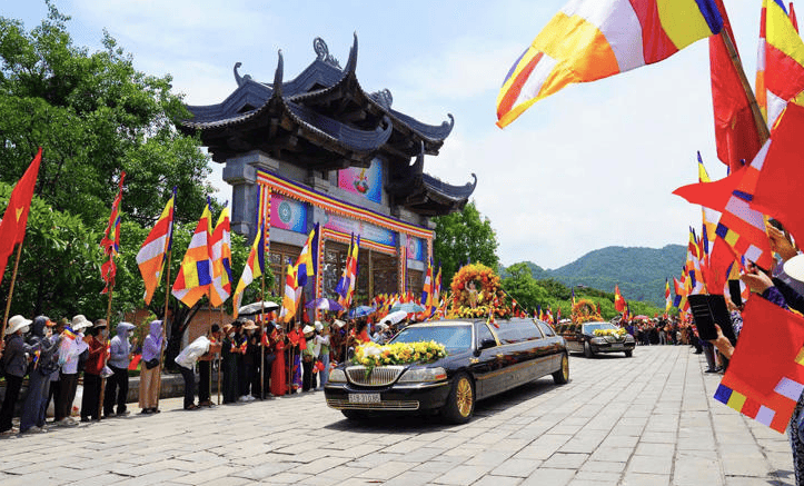 Đoàn xe limousine cung rước xá lợi Đức Phật về chùa Bái Đính